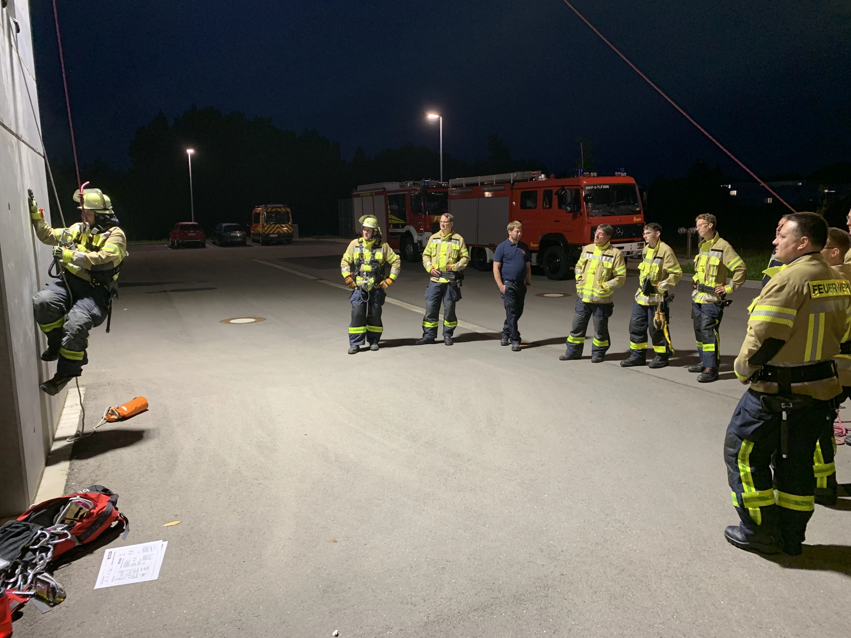 Erwachsene Einsatzkräfte bei einer Feuerwehrübung