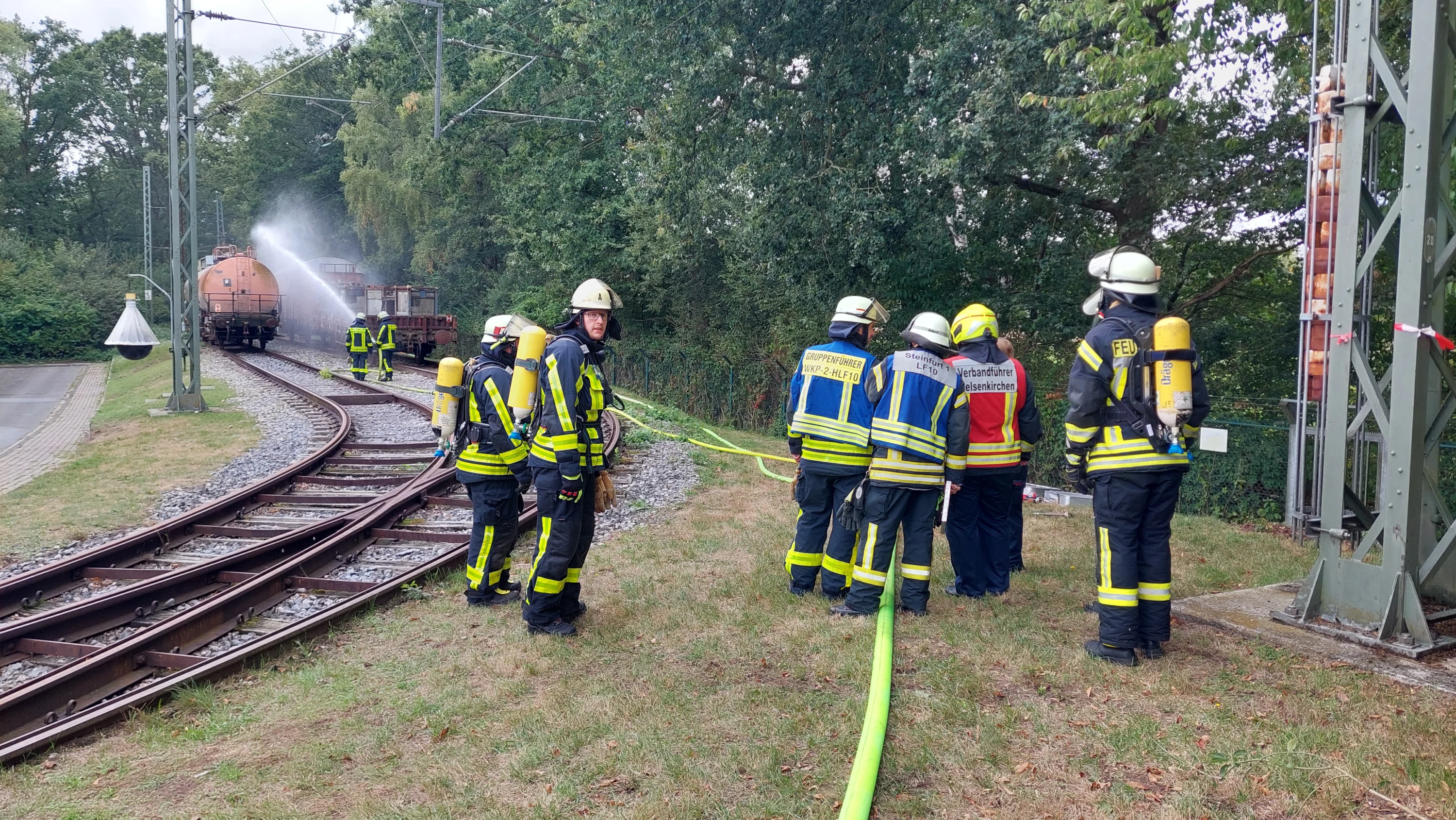 Einsatzkräfte bei einer gemeinsamen Übung am Bahngelände