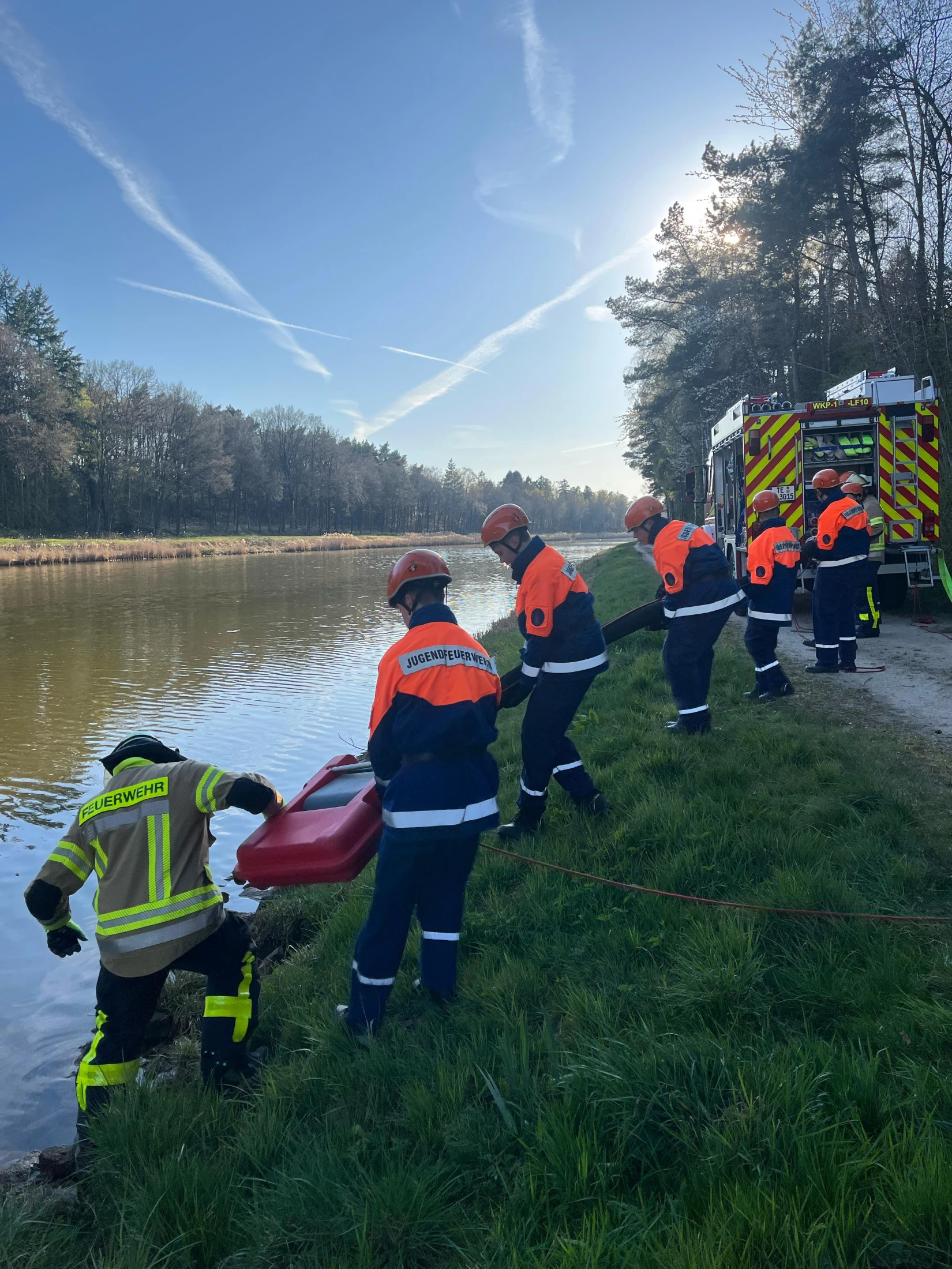 Jugendfeuerwehr bei einer Übung am Kanal