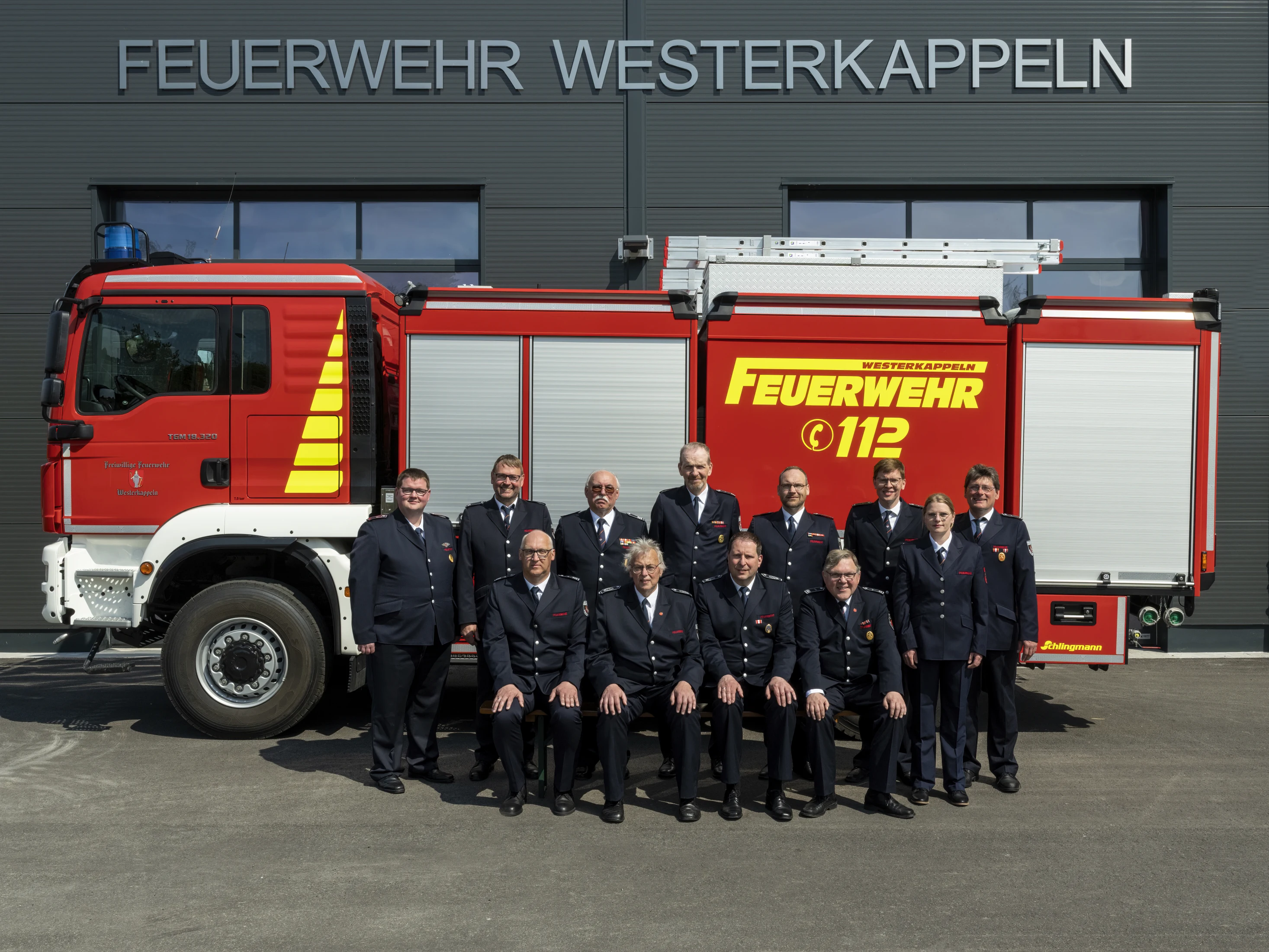 Einsatzfahrzeuge der Feuerwehr Westerkappeln vor dem Gerätehaus